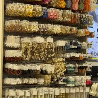 فروشنده خانم برای زیورآلات