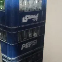 جعبه نوشابه به همراه شیشه