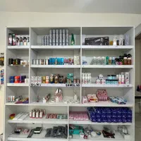 دکور و میز ویترین مغازه