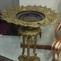 ظرف میوه و ساعت ایستاده