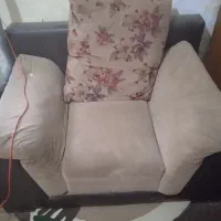 یک عدد چرخ گوشتی ودوعدد مبل راحتی یک نفره
