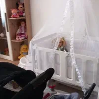 تخت گهواره ای کنار تخت مادر