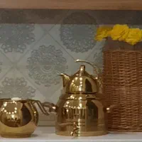 کتری شیردار به همراه قوری و کتری بزرگ دیگر