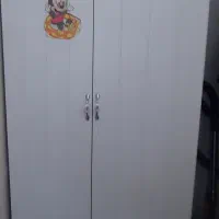 تخت و کمد کتابخونه کوچیک و فرش کودک