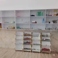 دکور قفسه و استند جا شکلات تمام ام دیف