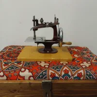 چرخ خیاطی قدیمی انگلیسی یک وجبی درحد اکبند|کلکسیون اشیاء عتیقه|تهران, جنت‌آباد مرکزی|دیوار