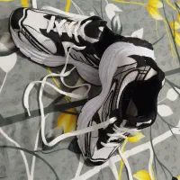 کفش ورزشی|کیف، کفش، کمربند|خاش, |دیوار