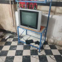 تلویزیون و دستگاه ps2با میز تبویزیون