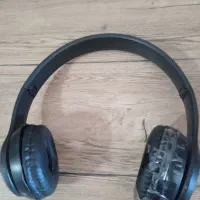 یک عدد هدفون