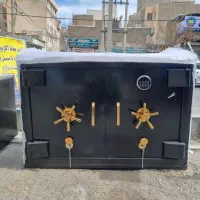 گاو صندوق زیرویترینی طلافروش وایستاده خانگیم داریم