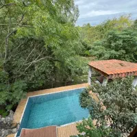 کلبه استخردار آب گرم کنار رودخانه