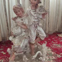 مجسمه دختر و پسر با قو