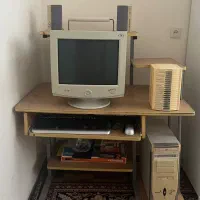 کامپیوتر به همراه میز