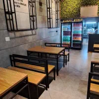 میز و صندلی رستورانی و دکور دیواری