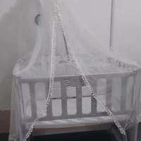 تخت کنار مادر