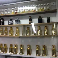 تعدادی عطر و ادکلن و شیشه عطر یجا به فروش میرسد