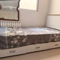 تخت چوبی نوجوان
