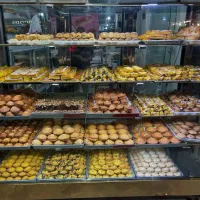 استخدام فروشنده در کار گاه شیرینی پزی