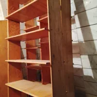 قفسه ی چوبی مغازه