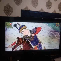تلویزیون سامسونگ همراه با میز شیشه ای محکم