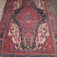 فرش دستباف. بازمینه زیبا بدونه هیچ گونه مشکلی.