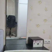 تخت خواب، قفسه عروسک وکنسول با آینه