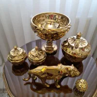 سرویس پذیرایی به همراه یک مجسمه شیر وگوی طلایی