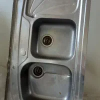 یک عدد سینگ استیل همراه با شیر