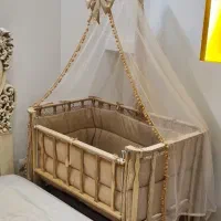 گهواره و تخت کنار مادر نونو