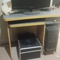 میز کامپیوتر و یک جفت کمد لباس و فرش 6متری