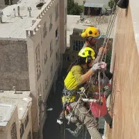 کار در ارتفاع و تعمیرات نمای ساختمان با طناب