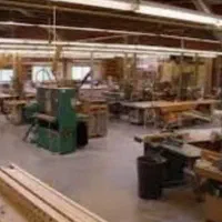 کارگر در کارگاه چوب بری مرکز شهر