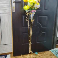 یک گلدان خوش رنگ و زیبا همراه  پایه گل