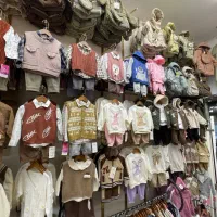 همکار خانوم در فروشگاه لباس کودک