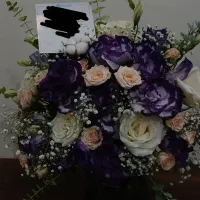 دسته گل به همراه گلدان شیشه ای