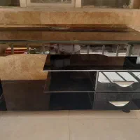 میز تلویزیون شیشه ای تمیز و سالم با قیمت مناسب