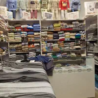 فروشنده خانم پوشاک بچه گانه