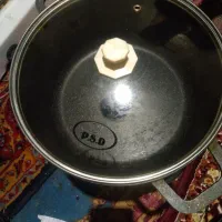 یک عدد قابلمه تفلون همراه با یک کتری سماوری استیل