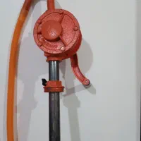 یک عددپمپ روغن دستی