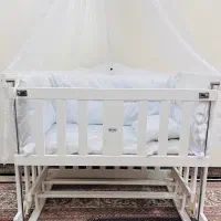 تخت کنار مادر