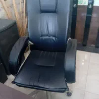 صندلی ومیز ومسلمان اداری