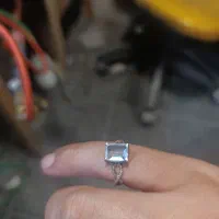 سنگ لق شده انگشترتان را محکم می‌کنم