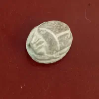 آویز باستانی نشان دار