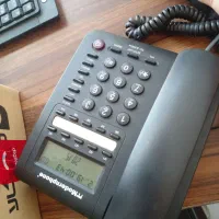 کامپوتر رومیزی و تلفن رومیزی