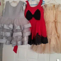 تعدادی لباس بچه‌گانه