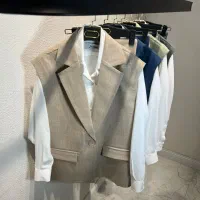 فروشنده پوشاک زنانه و دخترانه