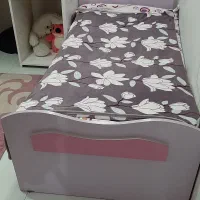 تخت  و کتابخانه