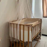 تخت کنار مادر ننو دار