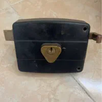 قفل درحیاط