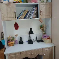 میز تحریر و کتابخانه